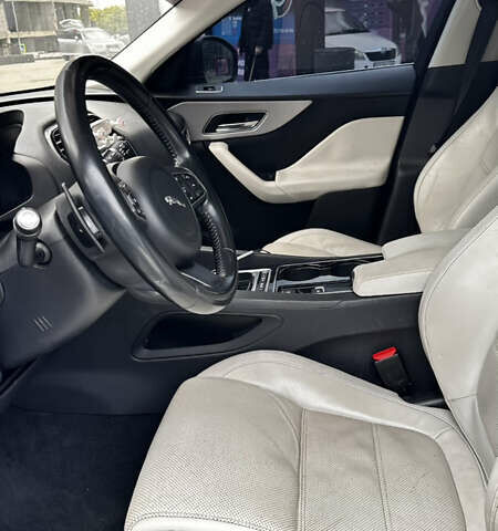 Белый Ягуар Ф-Пейс, объемом двигателя 3 л и пробегом 153 тыс. км за 20500 $, фото 13 на Automoto.ua