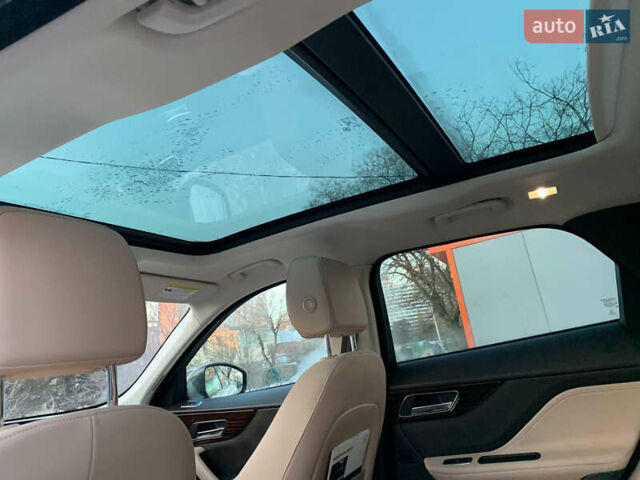 Белый Ягуар Ф-Пейс, объемом двигателя 3 л и пробегом 77 тыс. км за 26500 $, фото 9 на Automoto.ua