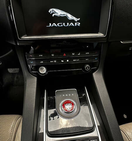 Белый Ягуар Ф-Пейс, объемом двигателя 3 л и пробегом 153 тыс. км за 20500 $, фото 15 на Automoto.ua