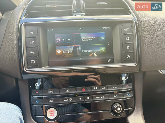 Білий Ягуар Ф-Пейс, об'ємом двигуна 2 л та пробігом 199 тис. км за 22900 $, фото 25 на Automoto.ua