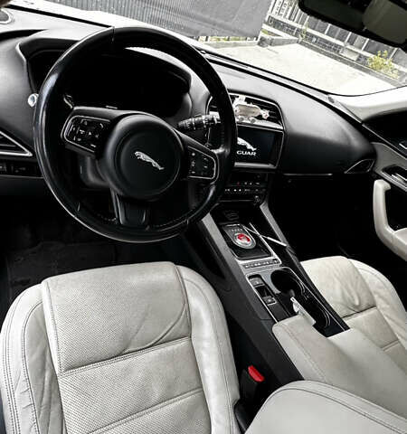 Белый Ягуар Ф-Пейс, объемом двигателя 3 л и пробегом 153 тыс. км за 20500 $, фото 14 на Automoto.ua