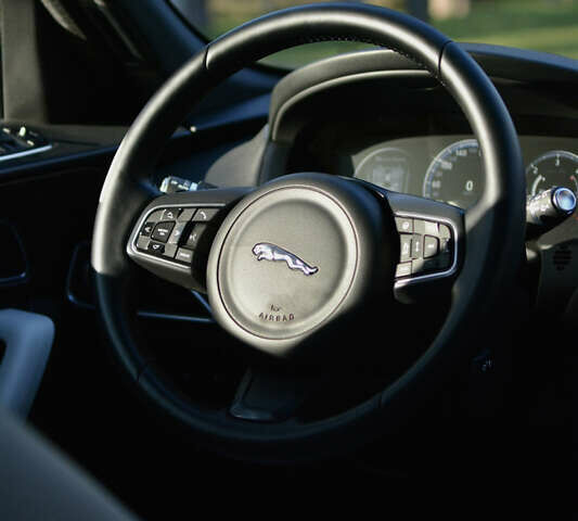 Білий Ягуар Ф-Пейс, об'ємом двигуна 2 л та пробігом 192 тис. км за 19300 $, фото 9 на Automoto.ua