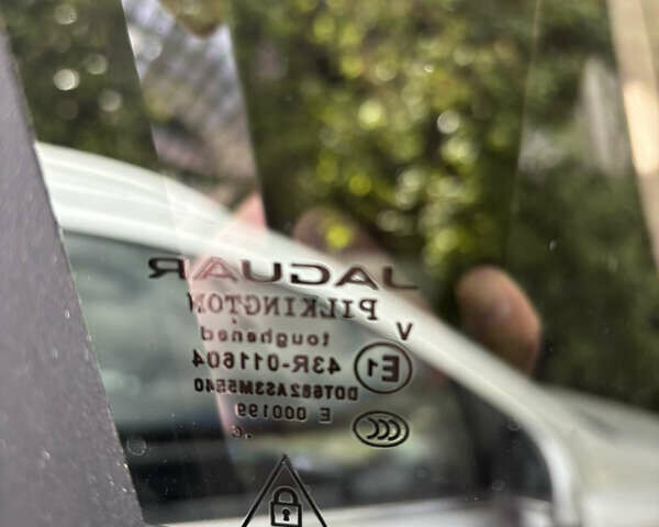 Білий Ягуар Ф-Пейс, об'ємом двигуна 2 л та пробігом 199 тис. км за 22900 $, фото 67 на Automoto.ua