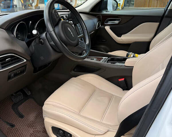 Белый Ягуар Ф-Пейс, объемом двигателя 3 л и пробегом 77 тыс. км за 26500 $, фото 11 на Automoto.ua