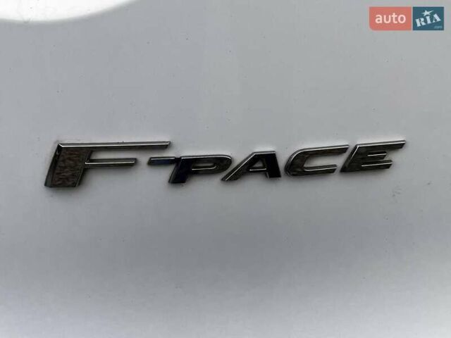 Белый Ягуар Ф-Пейс, объемом двигателя 3 л и пробегом 173 тыс. км за 14900 $, фото 11 на Automoto.ua