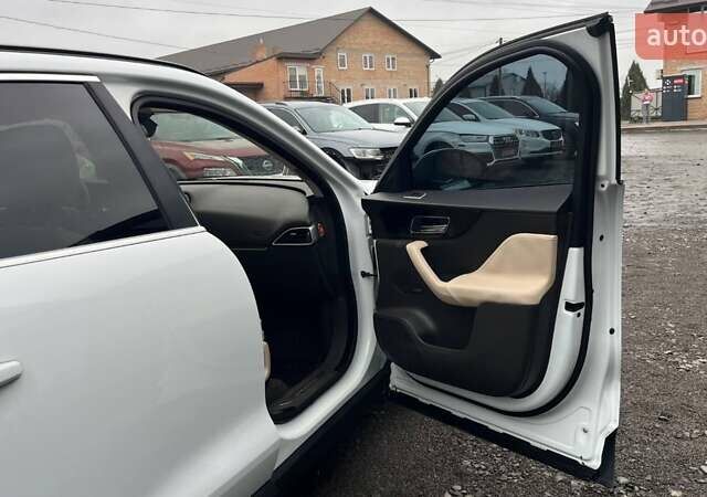 Белый Ягуар Ф-Пейс, объемом двигателя 3 л и пробегом 173 тыс. км за 14900 $, фото 34 на Automoto.ua