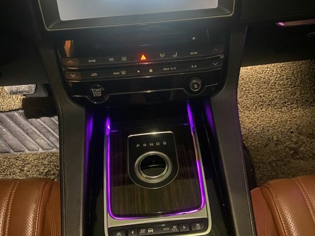 Белый Ягуар Ф-Пейс, объемом двигателя 2 л и пробегом 148 тыс. км за 25100 $, фото 11 на Automoto.ua