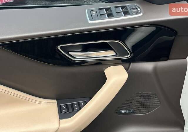 Белый Ягуар Ф-Пейс, объемом двигателя 3 л и пробегом 173 тыс. км за 14900 $, фото 14 на Automoto.ua