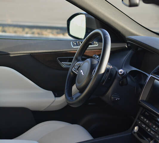 Білий Ягуар Ф-Пейс, об'ємом двигуна 2 л та пробігом 192 тис. км за 19300 $, фото 7 на Automoto.ua