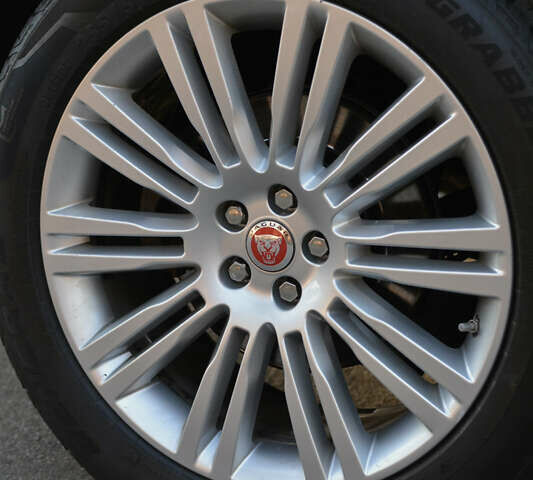 Білий Ягуар Ф-Пейс, об'ємом двигуна 2 л та пробігом 192 тис. км за 19300 $, фото 4 на Automoto.ua