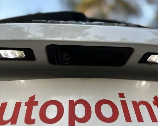 Белый Ягуар Ф-Пейс, объемом двигателя 2 л и пробегом 155 тыс. км за 18700 $, фото 12 на Automoto.ua