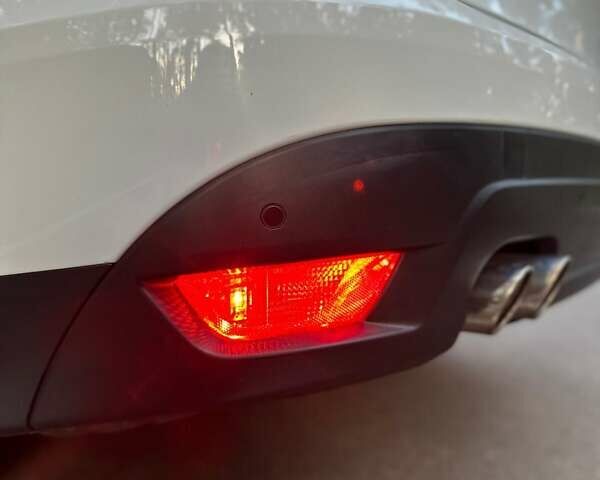 Білий Ягуар Ф-Пейс, об'ємом двигуна 2 л та пробігом 155 тис. км за 17999 $, фото 11 на Automoto.ua