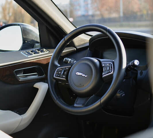 Білий Ягуар Ф-Пейс, об'ємом двигуна 2 л та пробігом 192 тис. км за 19300 $, фото 8 на Automoto.ua