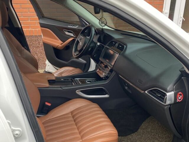 Белый Ягуар Ф-Пейс, объемом двигателя 2 л и пробегом 148 тыс. км за 25100 $, фото 23 на Automoto.ua