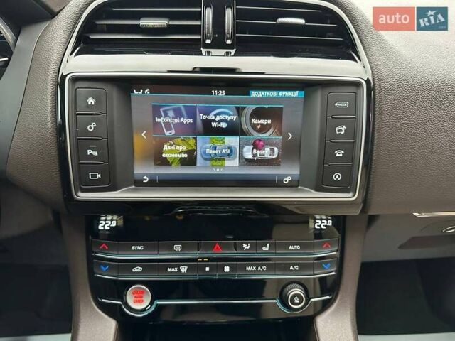 Белый Ягуар Ф-Пейс, объемом двигателя 2 л и пробегом 119 тыс. км за 26000 $, фото 16 на Automoto.ua