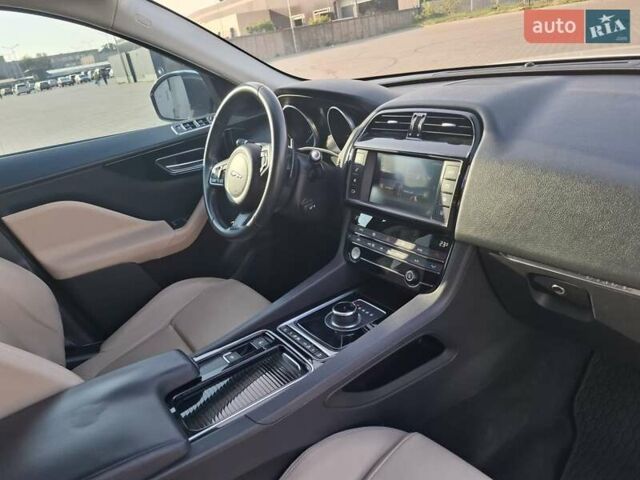 Білий Ягуар Ф-Пейс, об'ємом двигуна 2 л та пробігом 122 тис. км за 24400 $, фото 71 на Automoto.ua