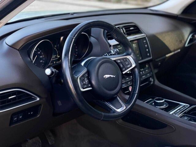 Белый Ягуар Ф-Пейс, объемом двигателя 0 л и пробегом 49 тыс. км за 22990 $, фото 10 на Automoto.ua