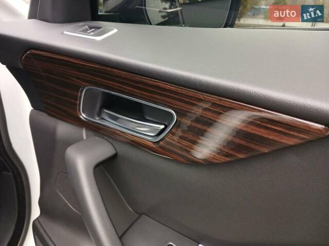 Белый Ягуар Ф-Пейс, объемом двигателя 2 л и пробегом 102 тыс. км за 24500 $, фото 26 на Automoto.ua