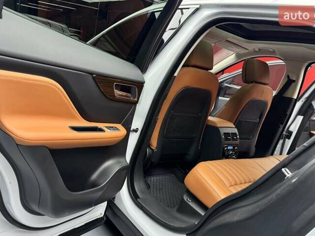 Белый Ягуар Ф-Пейс, объемом двигателя 3 л и пробегом 71 тыс. км за 27900 $, фото 47 на Automoto.ua