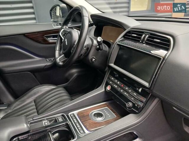 Белый Ягуар Ф-Пейс, объемом двигателя 2 л и пробегом 102 тыс. км за 24500 $, фото 20 на Automoto.ua