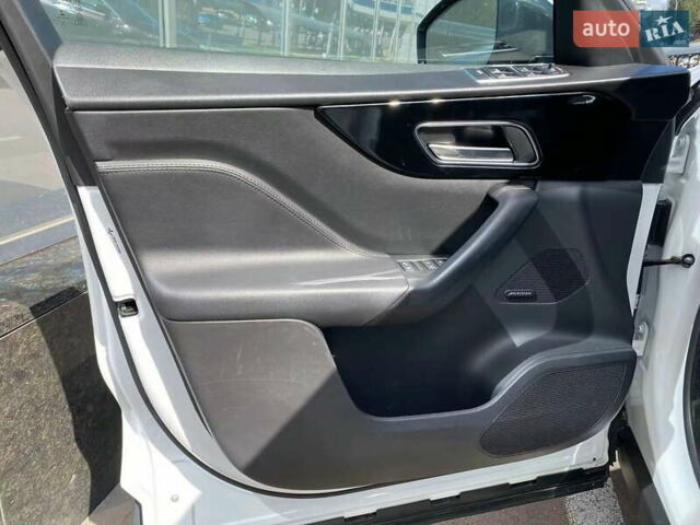 Белый Ягуар Ф-Пейс, объемом двигателя 2 л и пробегом 120 тыс. км за 21900 $, фото 14 на Automoto.ua