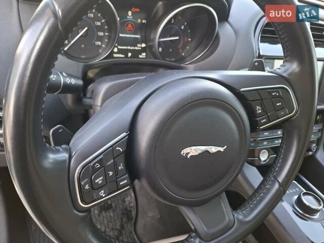 Білий Ягуар Ф-Пейс, об'ємом двигуна 2 л та пробігом 122 тис. км за 24400 $, фото 31 на Automoto.ua