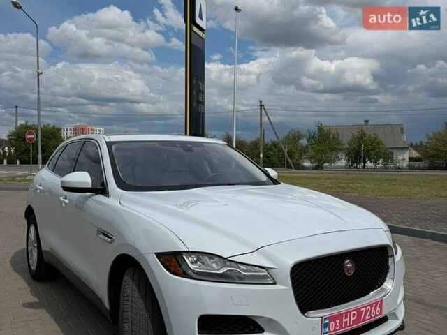Белый Ягуар Ф-Пейс, объемом двигателя 2 л и пробегом 173 тыс. км за 24000 $, фото 3 на Automoto.ua