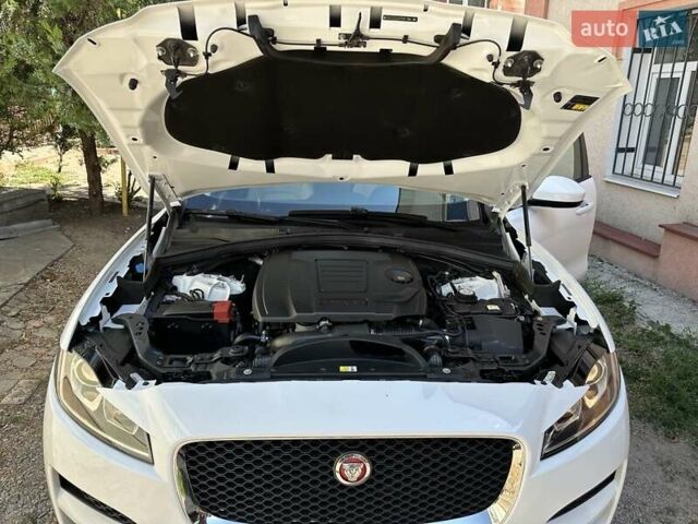 Білий Ягуар Ф-Пейс, об'ємом двигуна 2 л та пробігом 105 тис. км за 24500 $, фото 5 на Automoto.ua
