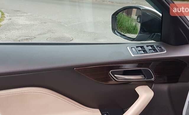 Білий Ягуар Ф-Пейс, об'ємом двигуна 2 л та пробігом 162 тис. км за 27000 $, фото 22 на Automoto.ua