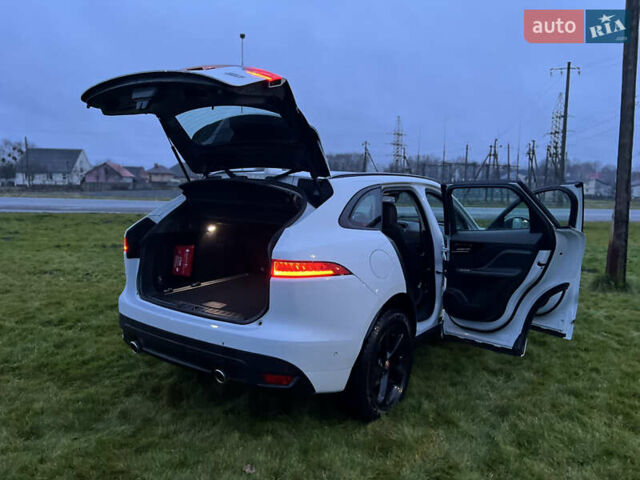 Белый Ягуар Ф-Пейс, объемом двигателя 3 л и пробегом 160 тыс. км за 25500 $, фото 68 на Automoto.ua