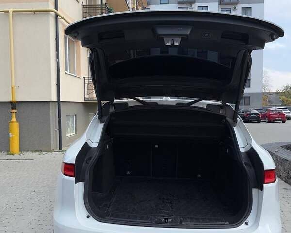 Белый Ягуар Ф-Пейс, объемом двигателя 2 л и пробегом 96 тыс. км за 38000 $, фото 14 на Automoto.ua