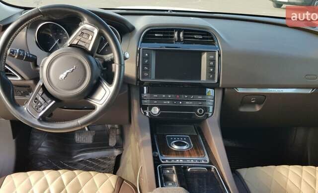 Білий Ягуар Ф-Пейс, об'ємом двигуна 2 л та пробігом 162 тис. км за 27000 $, фото 20 на Automoto.ua