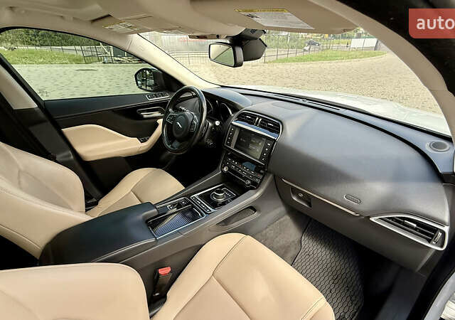 Белый Ягуар Ф-Пейс, объемом двигателя 2 л и пробегом 128 тыс. км за 23700 $, фото 20 на Automoto.ua