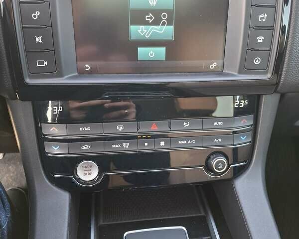 Білий Ягуар Ф-Пейс, об'ємом двигуна 2 л та пробігом 122 тис. км за 24400 $, фото 44 на Automoto.ua