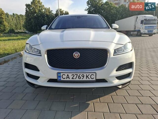 Белый Ягуар Ф-Пейс, объемом двигателя 2 л и пробегом 122 тыс. км за 26500 $, фото 5 на Automoto.ua