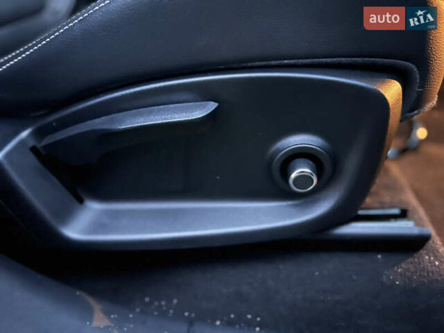 Белый Ягуар Ф-Пейс, объемом двигателя 3 л и пробегом 160 тыс. км за 25500 $, фото 33 на Automoto.ua