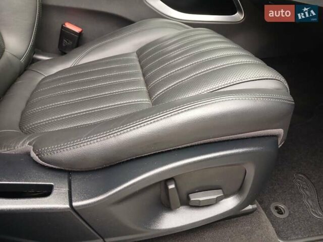 Белый Ягуар Ф-Пейс, объемом двигателя 2 л и пробегом 102 тыс. км за 24500 $, фото 28 на Automoto.ua