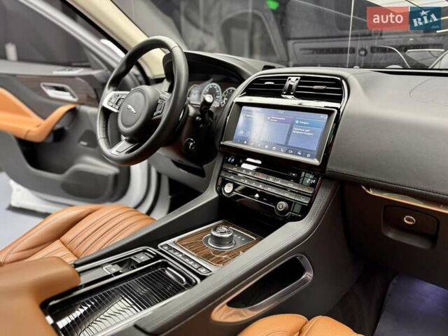 Белый Ягуар Ф-Пейс, объемом двигателя 3 л и пробегом 71 тыс. км за 27900 $, фото 70 на Automoto.ua