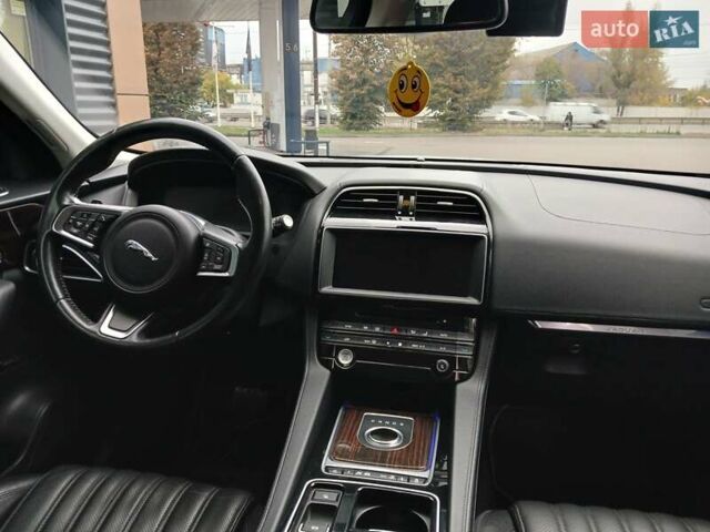 Белый Ягуар Ф-Пейс, объемом двигателя 2 л и пробегом 102 тыс. км за 24500 $, фото 32 на Automoto.ua