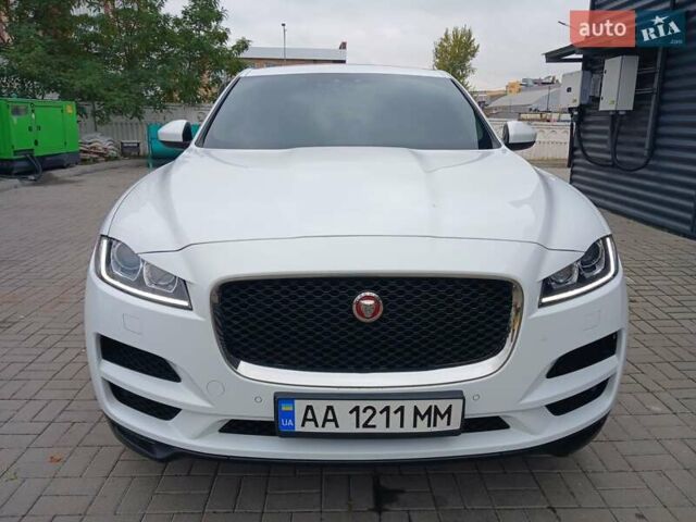 Белый Ягуар Ф-Пейс, объемом двигателя 2 л и пробегом 102 тыс. км за 24500 $, фото 2 на Automoto.ua
