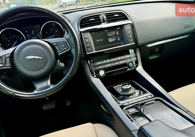 Белый Ягуар Ф-Пейс, объемом двигателя 2 л и пробегом 128 тыс. км за 23700 $, фото 14 на Automoto.ua