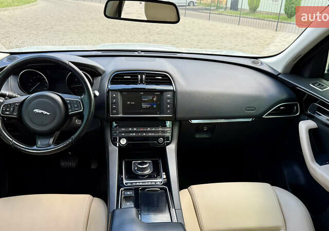 Белый Ягуар Ф-Пейс, объемом двигателя 2 л и пробегом 128 тыс. км за 23700 $, фото 19 на Automoto.ua