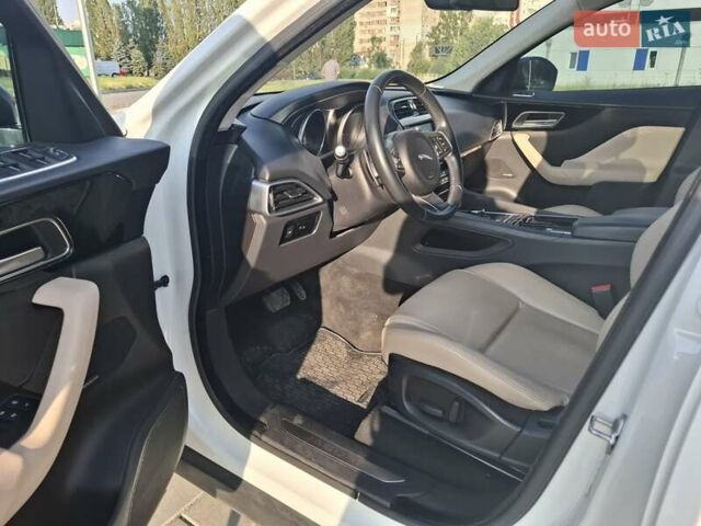 Білий Ягуар Ф-Пейс, об'ємом двигуна 2 л та пробігом 122 тис. км за 24400 $, фото 32 на Automoto.ua