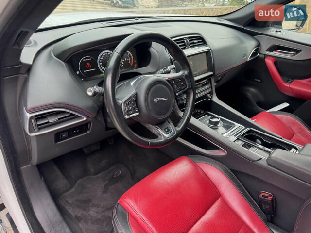 Білий Ягуар Ф-Пейс, об'ємом двигуна 2 л та пробігом 100 тис. км за 25700 $, фото 46 на Automoto.ua