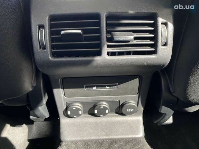 Белый Ягуар Ф-Пейс, объемом двигателя 2 л и пробегом 120 тыс. км за 23900 $, фото 26 на Automoto.ua