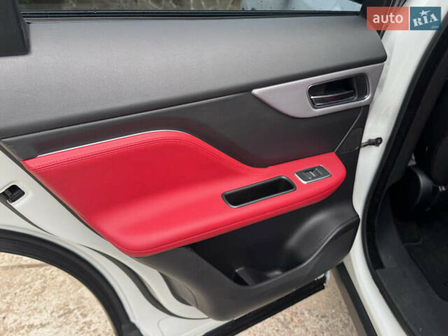 Білий Ягуар Ф-Пейс, об'ємом двигуна 2 л та пробігом 100 тис. км за 25700 $, фото 55 на Automoto.ua