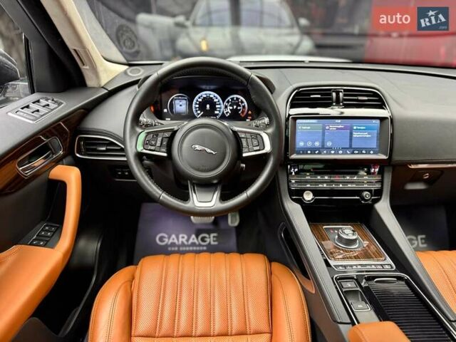 Белый Ягуар Ф-Пейс, объемом двигателя 3 л и пробегом 71 тыс. км за 27900 $, фото 41 на Automoto.ua