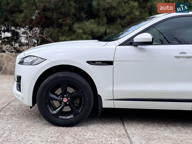 Білий Ягуар Ф-Пейс, об'ємом двигуна 2 л та пробігом 100 тис. км за 25700 $, фото 5 на Automoto.ua