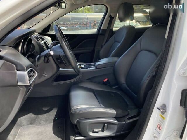 Белый Ягуар Ф-Пейс, объемом двигателя 2 л и пробегом 120 тыс. км за 23900 $, фото 7 на Automoto.ua