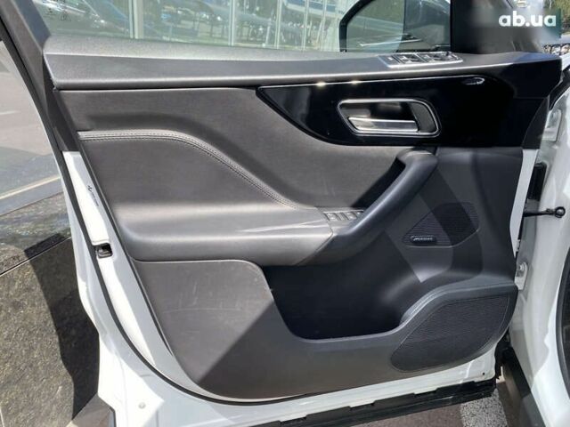 Белый Ягуар Ф-Пейс, объемом двигателя 2 л и пробегом 120 тыс. км за 23900 $, фото 14 на Automoto.ua